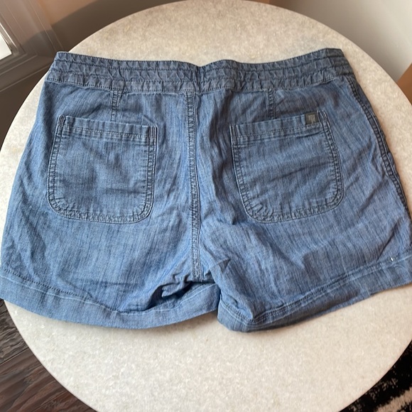 Women’s The North Face shorts - Picture 2 of 3